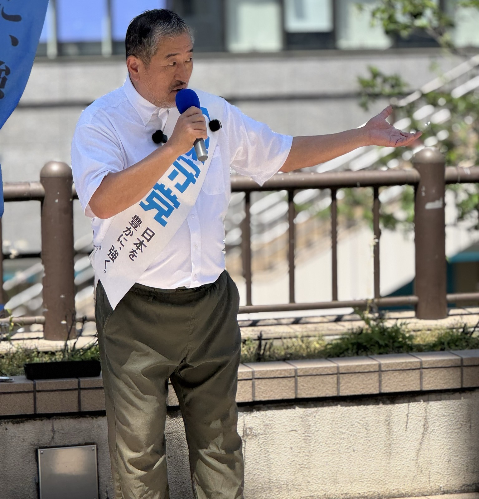 立川駅北口ペデストリアンデッキ「みんなで旗見せ&辻立ち」